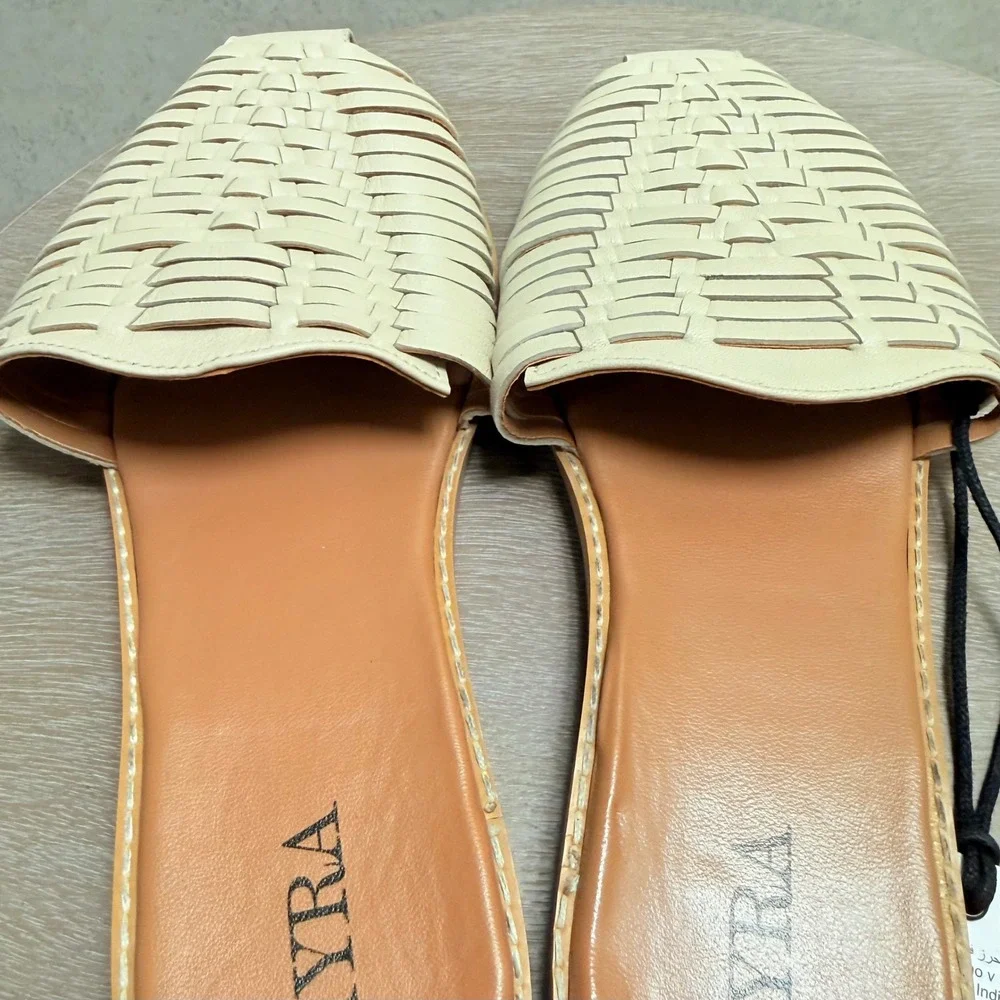 MYRA Madrigonna NWT 8 Womens Cream Woven Embossed‎ Artsy Leather Flat Sandals